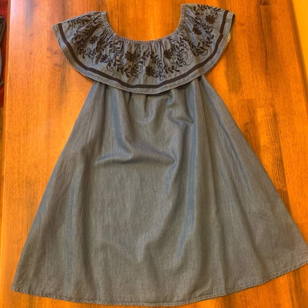 Crown & Ivy dress women’s small chambray blue embroidered pockets a-line